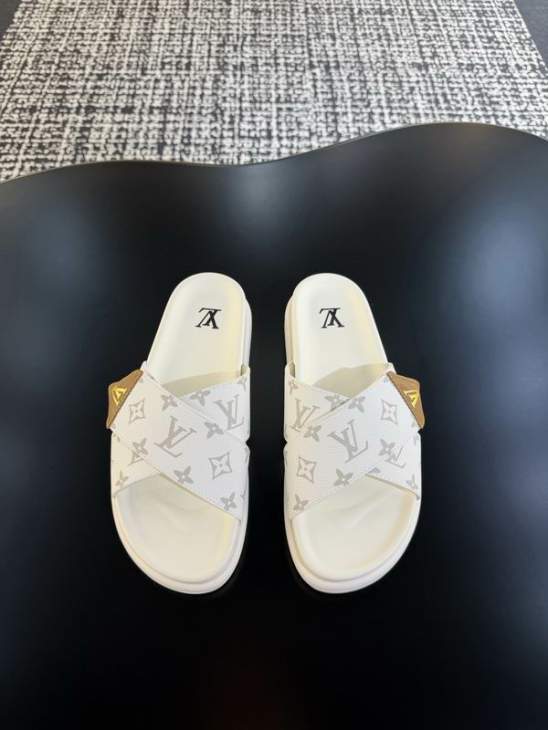 Picture of Louis Vuitton Slippers _SKULVsz38-45hnx04081515